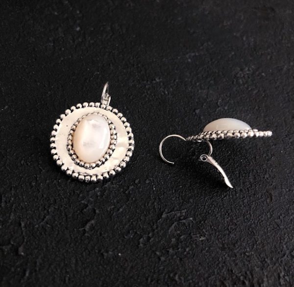 Boucles d'oreilles rondes plaqué argent et nacre blanche – Image 2
