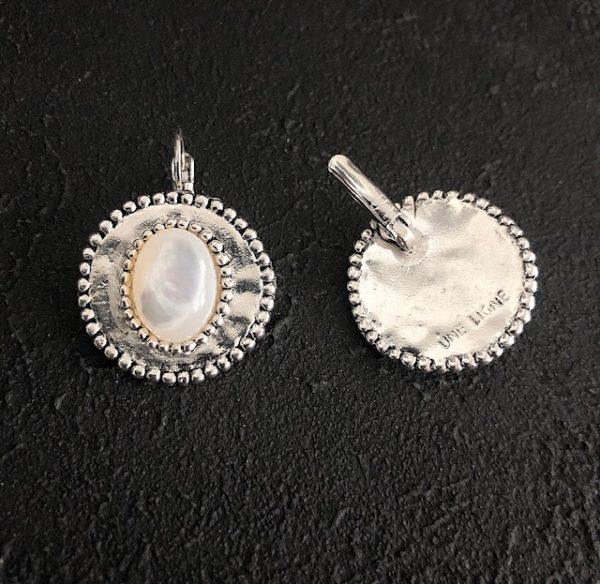 Boucles d'oreilles rondes plaqué argent et nacre blanche – Image 3