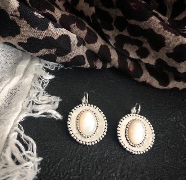 Boucles d'oreilles rondes plaqué argent et nacre blanche – Image 4