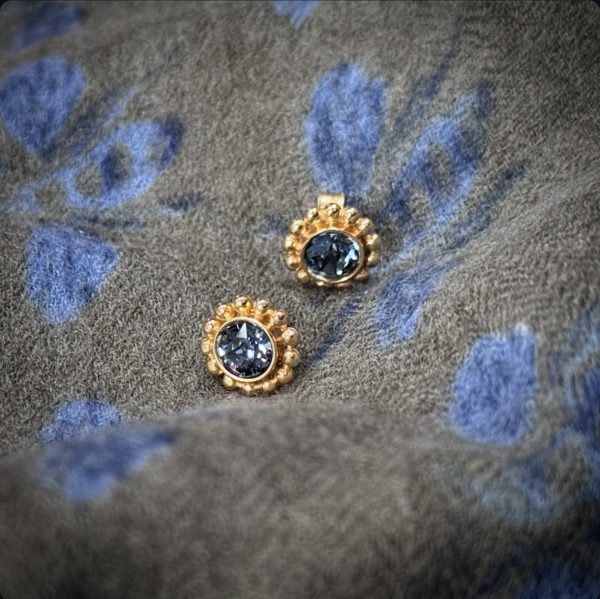 Boucles d'oreilles clou plaqué or Swarovski denim blue – Image 2
