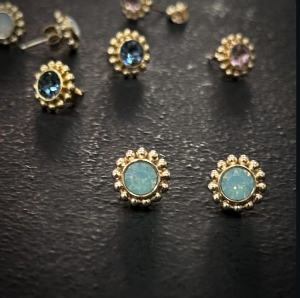 Boucles d'oreilles clou Swarovski opale pacifique – Image 2