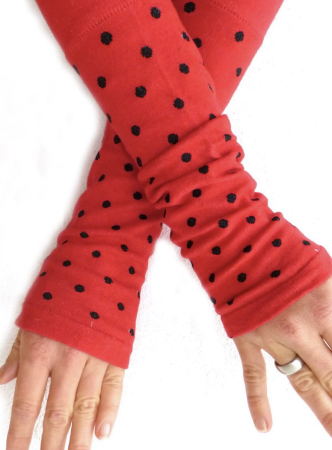 Mitaines rouges à pois noirs