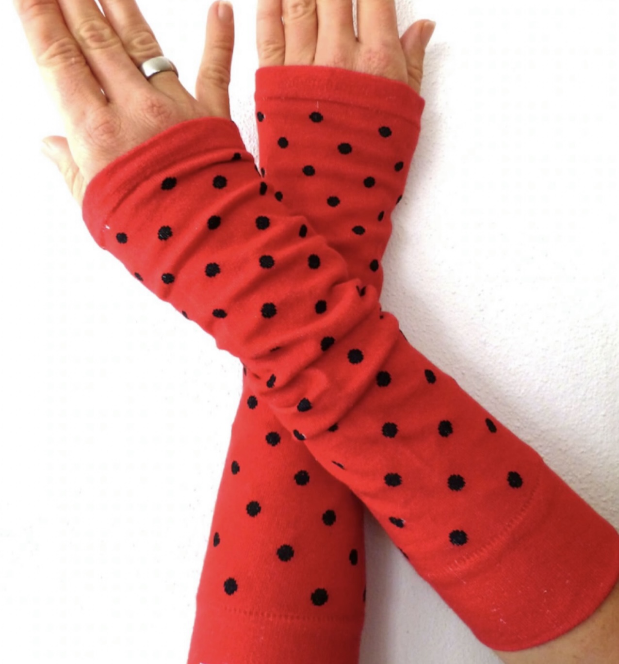 Mitaines rouges à pois noirs – Image 2
